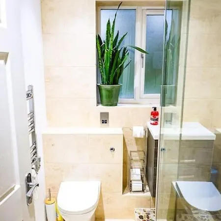 Bailey's Place 5 Bedroom House By Altoluxoexperience Short Lets & Serviced With Free Parking & Wifi בריסטול